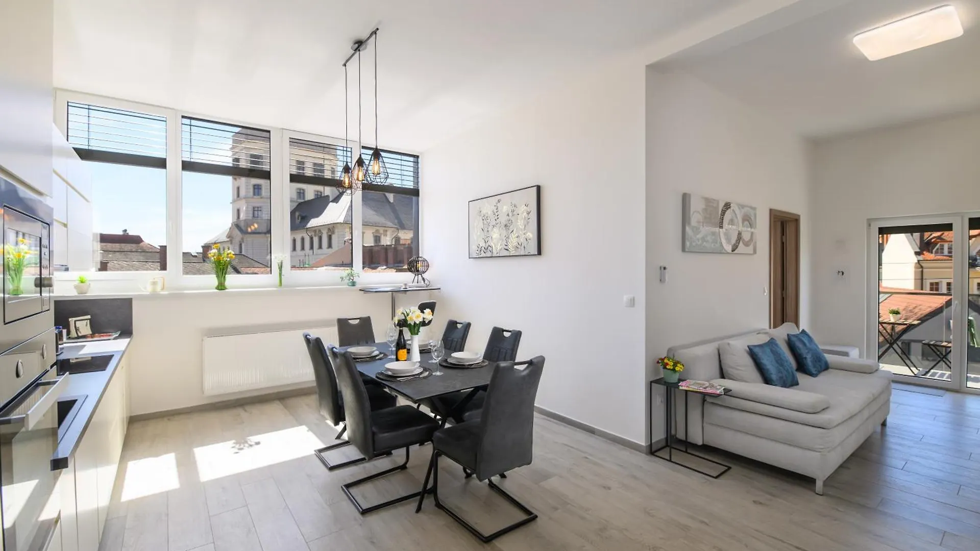 Domino Suite Eger 0*,